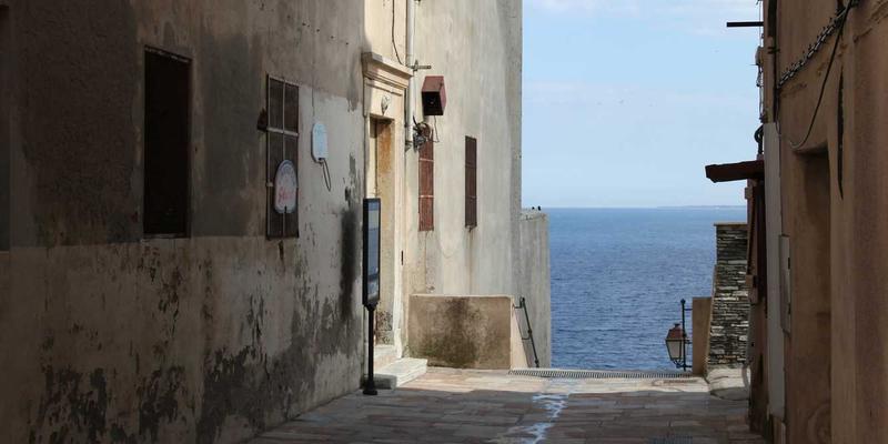 横滨尼奥周边美食地图：汽车主题餐厅与家庭友好型餐饮推荐，兼谈汽车改装与配件保养